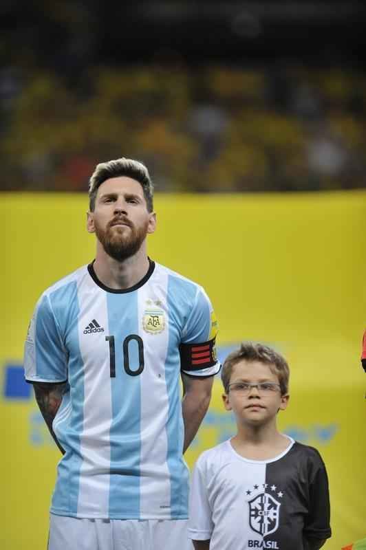 Jogadores se cumprimentam antes do incio do maior clssico do mundo