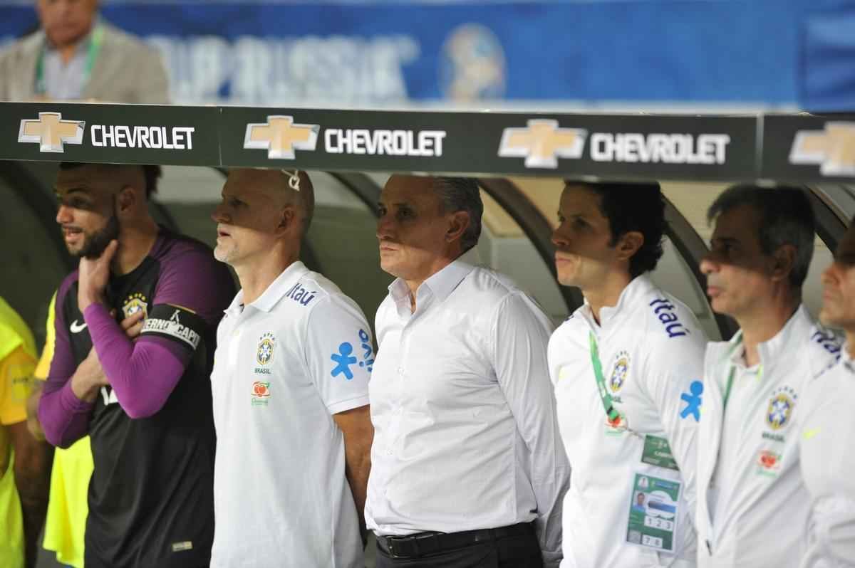 Jogadores se cumprimentam antes do incio do maior clssico do mundo