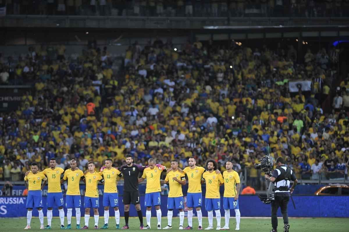 Jogadores se cumprimentam antes do incio do maior clssico do mundo