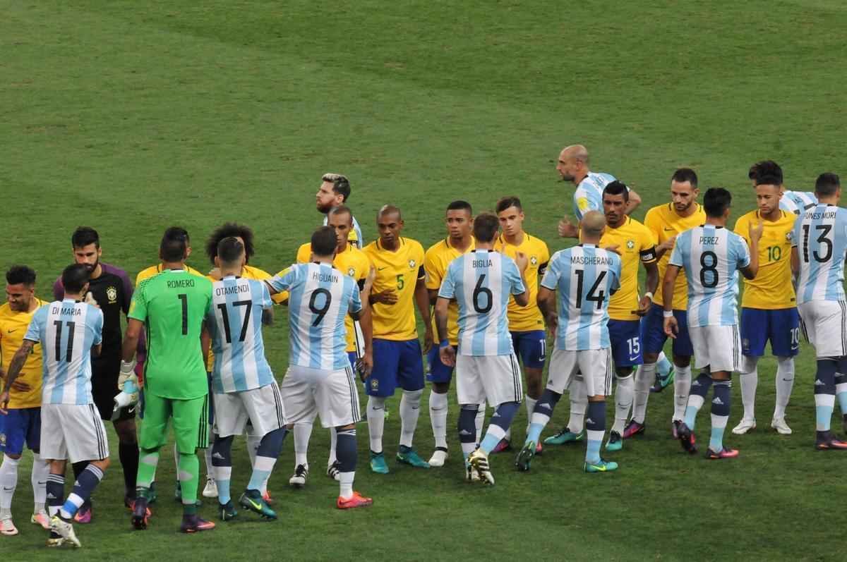 Jogadores se cumprimentam no Mineiro
