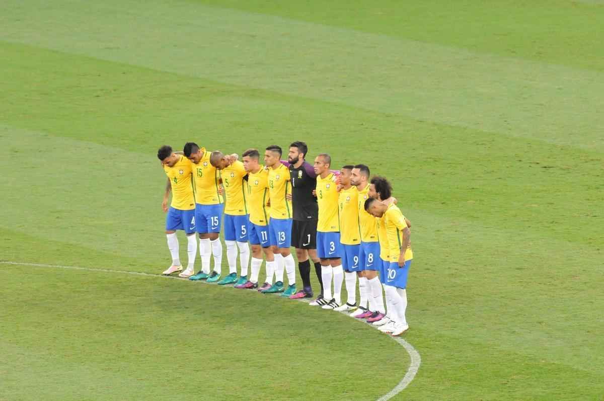 Minuto de silncio no clssico em homenagem a Carlos Alberto Torres, capito do tri, morto em outubro
