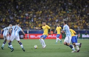 Imagens do primeiro tempo de Brasil e Argentina no Mineiro