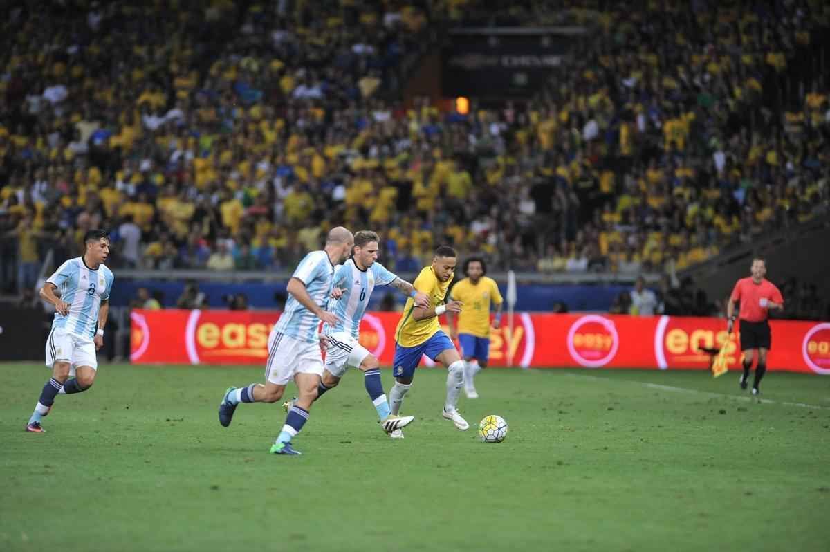 Imagens do primeiro tempo de Brasil e Argentina no Mineiro