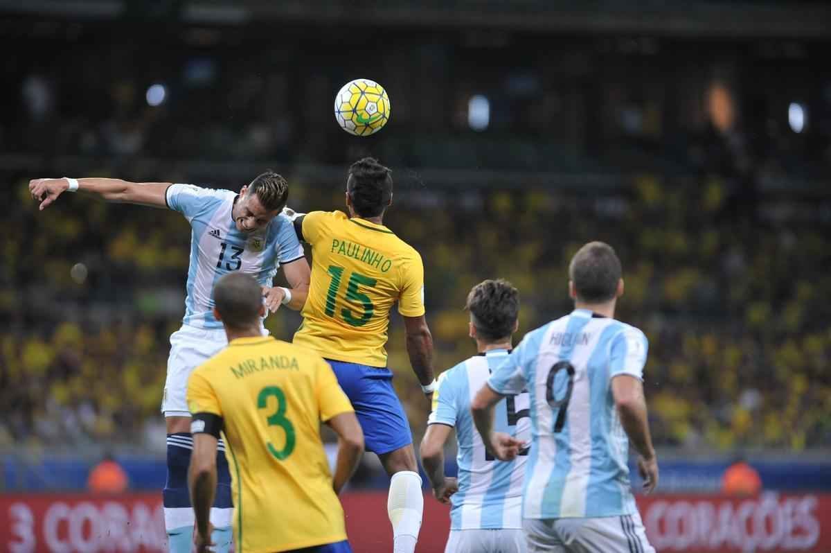 Imagens do primeiro tempo de Brasil e Argentina no Mineiro