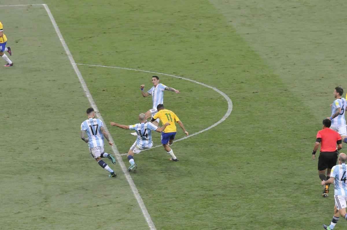 Phillippe Coutinho marca primeiro gol para o Brasil, em chute da entrada da rea