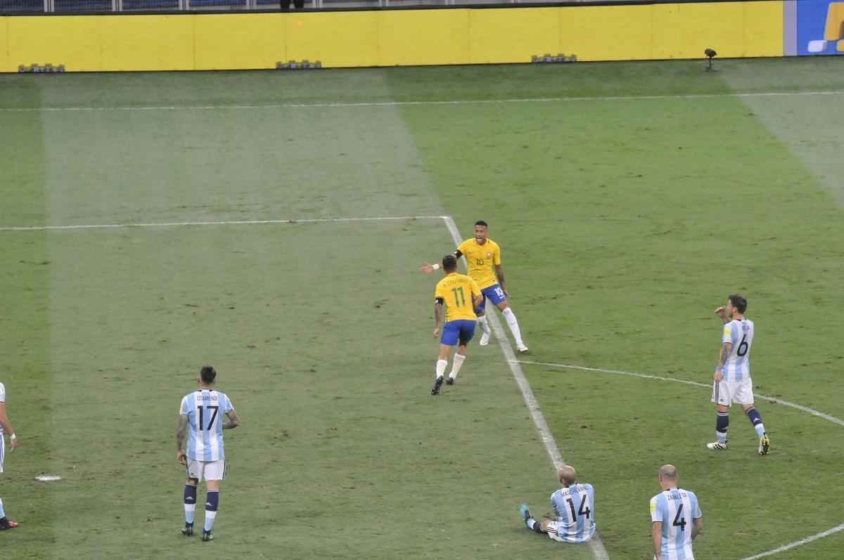 Phillippe Coutinho marca primeiro gol para o Brasil, em chute da entrada da rea