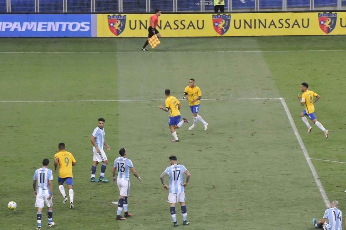 Phillippe Coutinho marca primeiro gol para o Brasil, em chute da entrada da rea