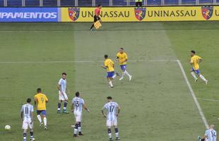 Phillippe Coutinho marca primeiro gol para o Brasil, em chute da entrada da rea