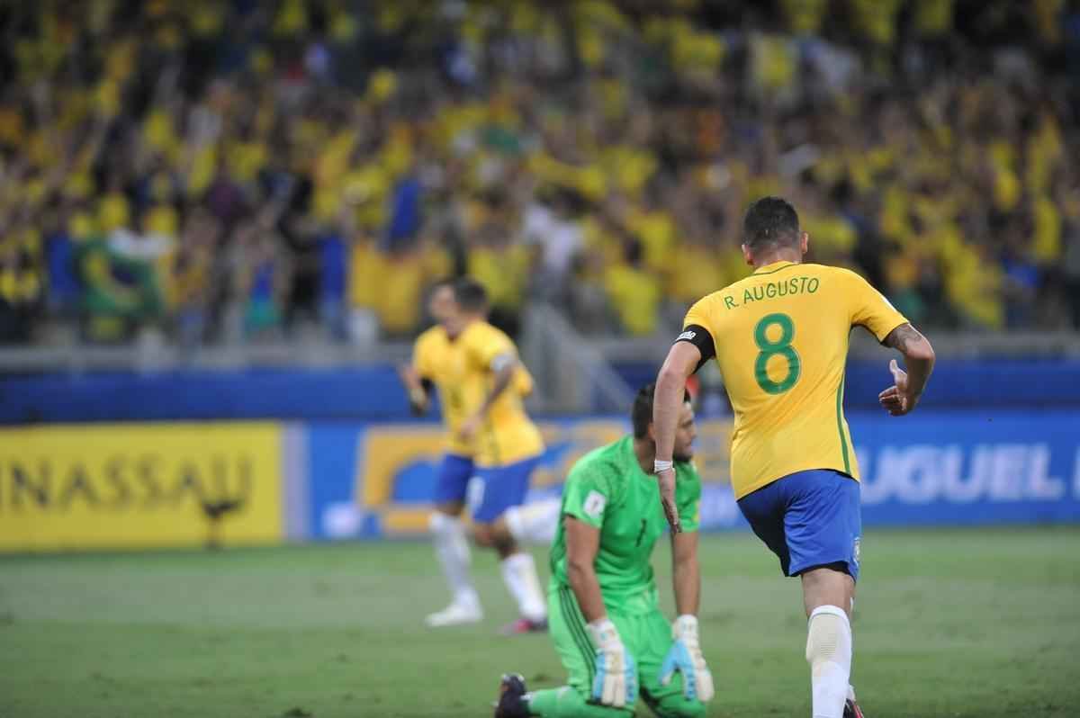 Phillippe Coutinho marcou o primeiro gol do Brasil no Mineiro