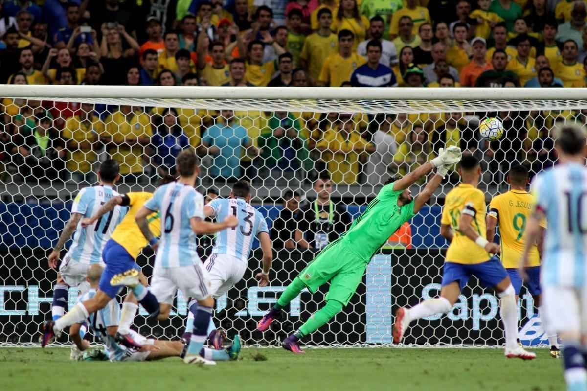 Philippe Coutinho marca o primeiro gol para o Brasil no Mineiro