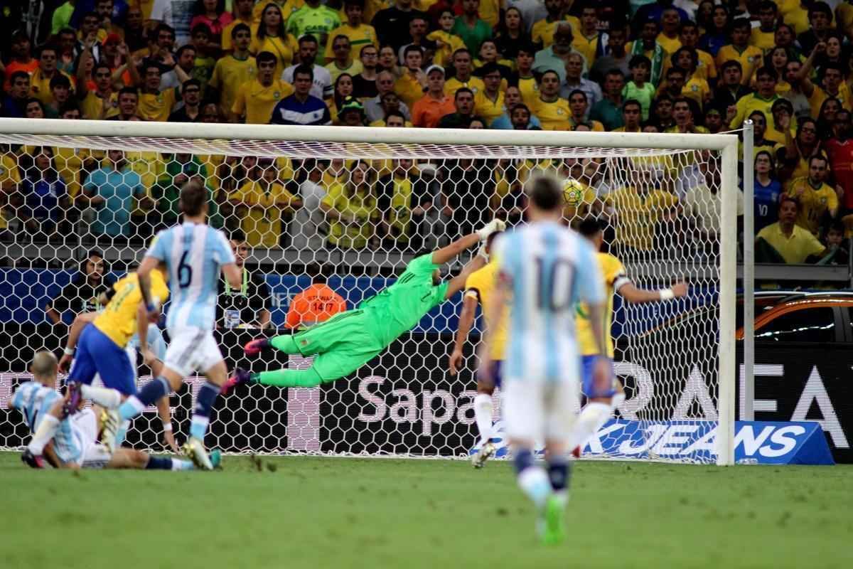 Philippe Coutinho marca o primeiro gol para o Brasil no Mineiro