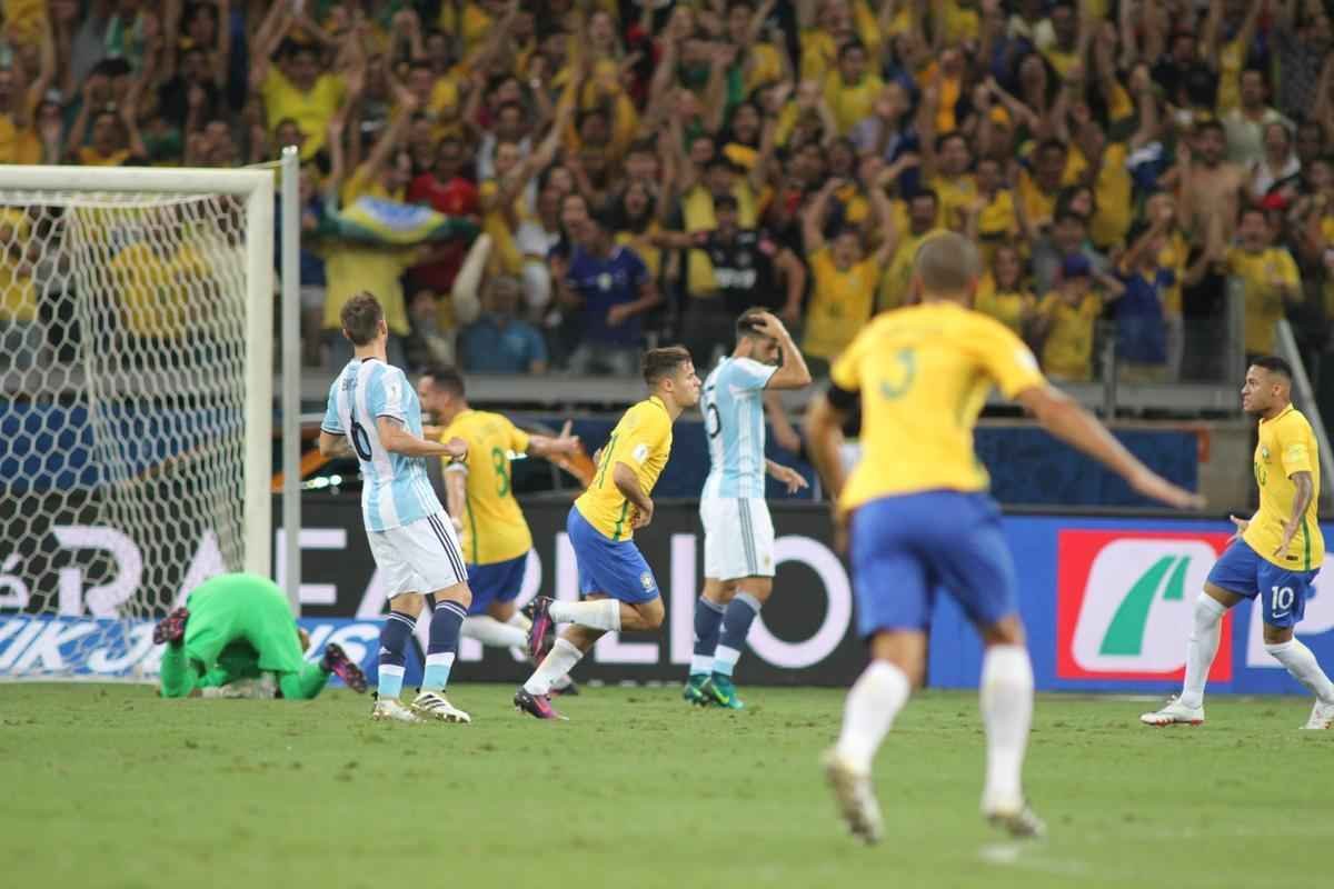 Philippe Coutinho marca o primeiro gol para o Brasil no Mineiro