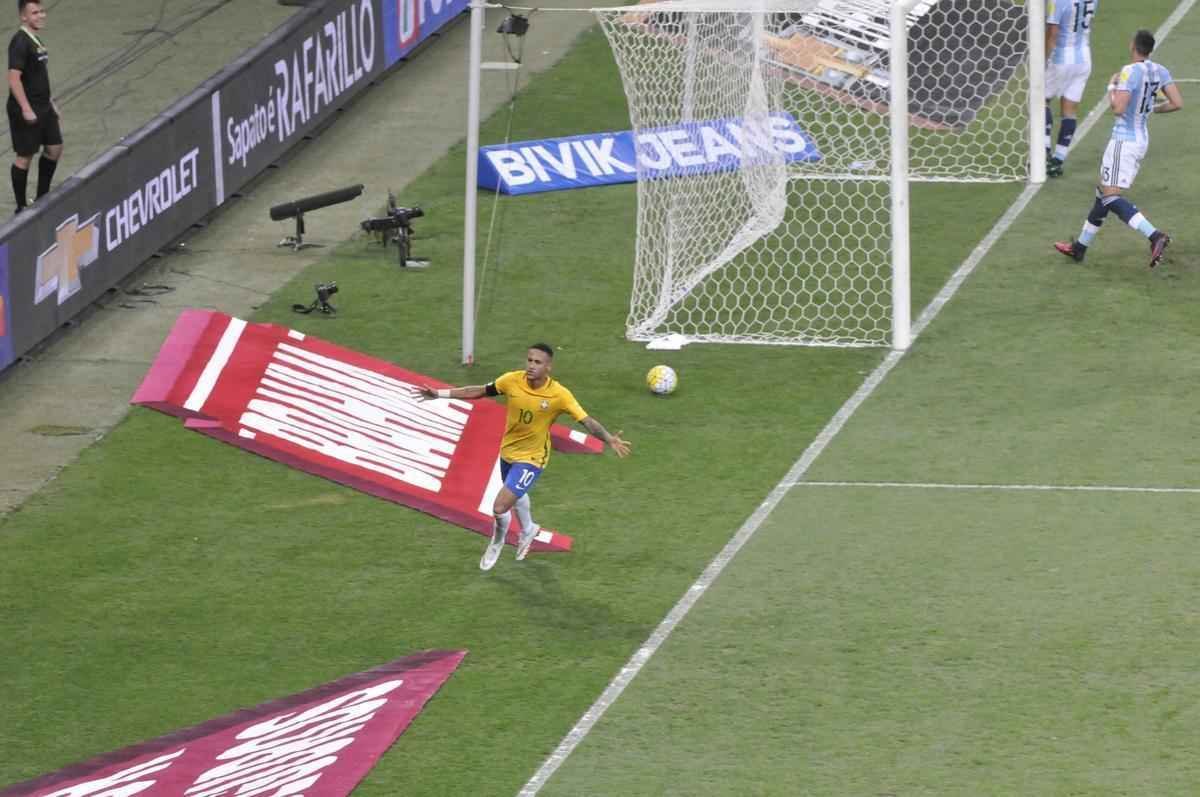 Neymar marca o segundo do Brasil aos 45 do primeiro tempo