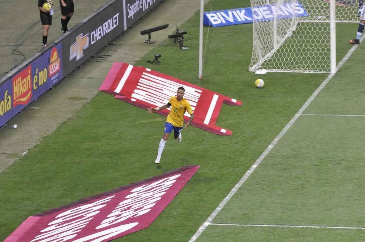 Neymar marca o segundo do Brasil aos 45 do primeiro tempo