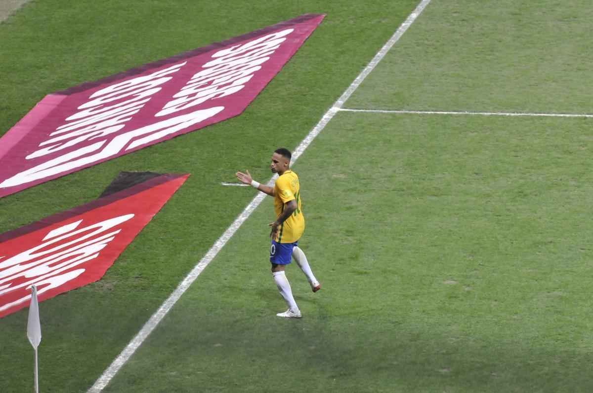 Neymar marca o segundo do Brasil aos 45 do primeiro tempo