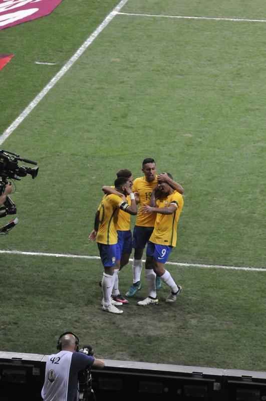 Neymar marca o segundo do Brasil aos 45 do primeiro tempo
