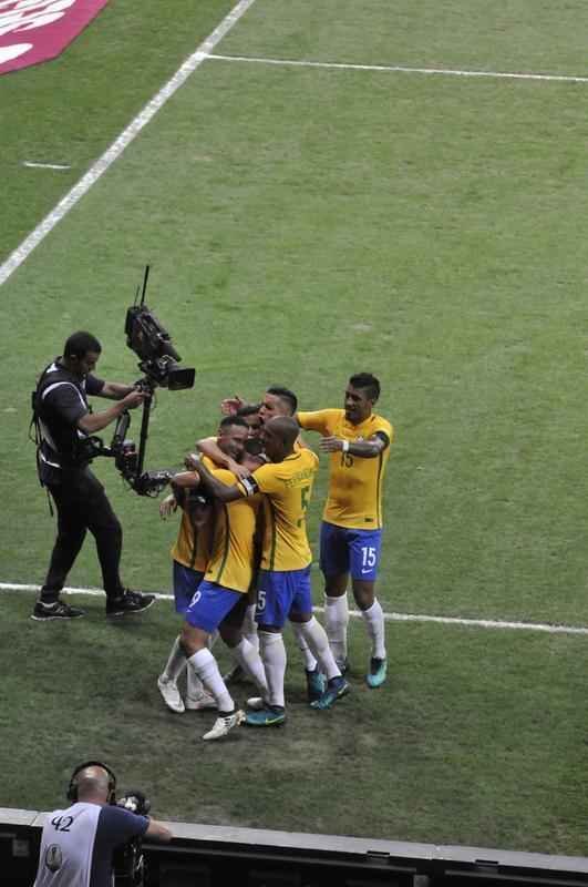 Neymar marca o segundo do Brasil aos 45 do primeiro tempo