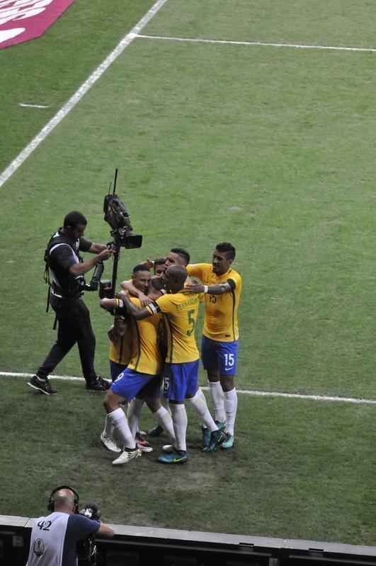 Neymar marca o segundo do Brasil aos 45 do primeiro tempo