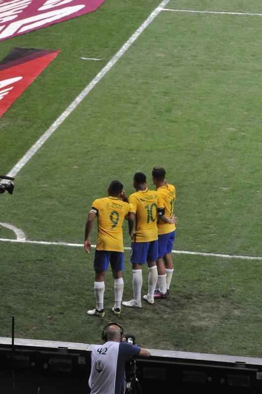 Neymar marca o segundo do Brasil aos 45 do primeiro tempo