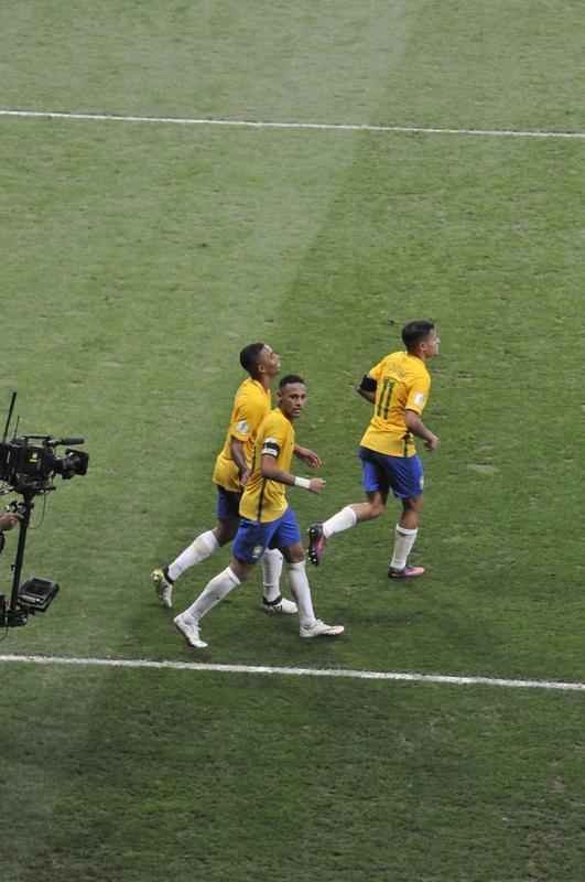Neymar marca o segundo do Brasil aos 45 do primeiro tempo