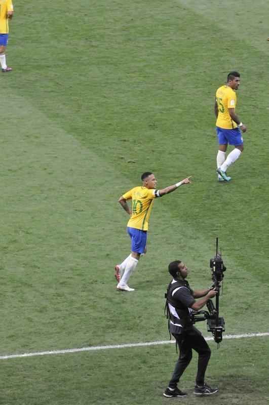 Neymar marca o segundo do Brasil aos 45 do primeiro tempo
