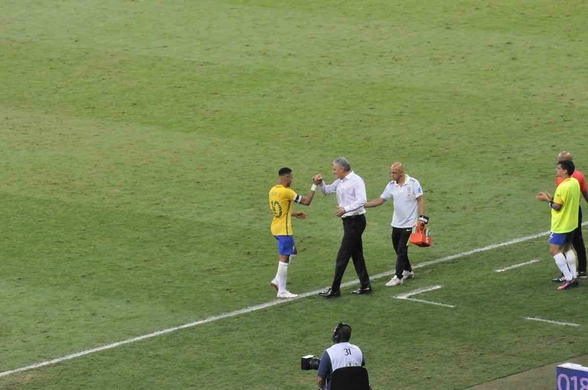 Neymar marca o segundo do Brasil aos 45 do primeiro tempo