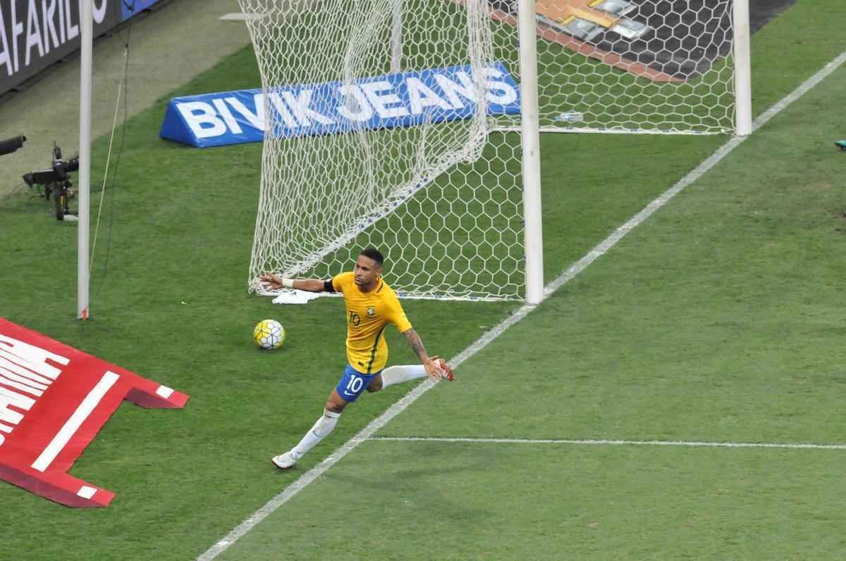 Neymar comemora segundo gol do Brasil sobre a Argentina no Mineiro