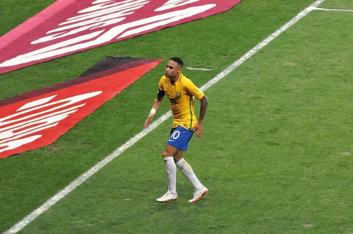 Neymar comemora segundo gol do Brasil sobre a Argentina no Mineiro