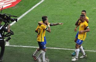 Neymar comemora segundo gol do Brasil sobre a Argentina no Mineiro