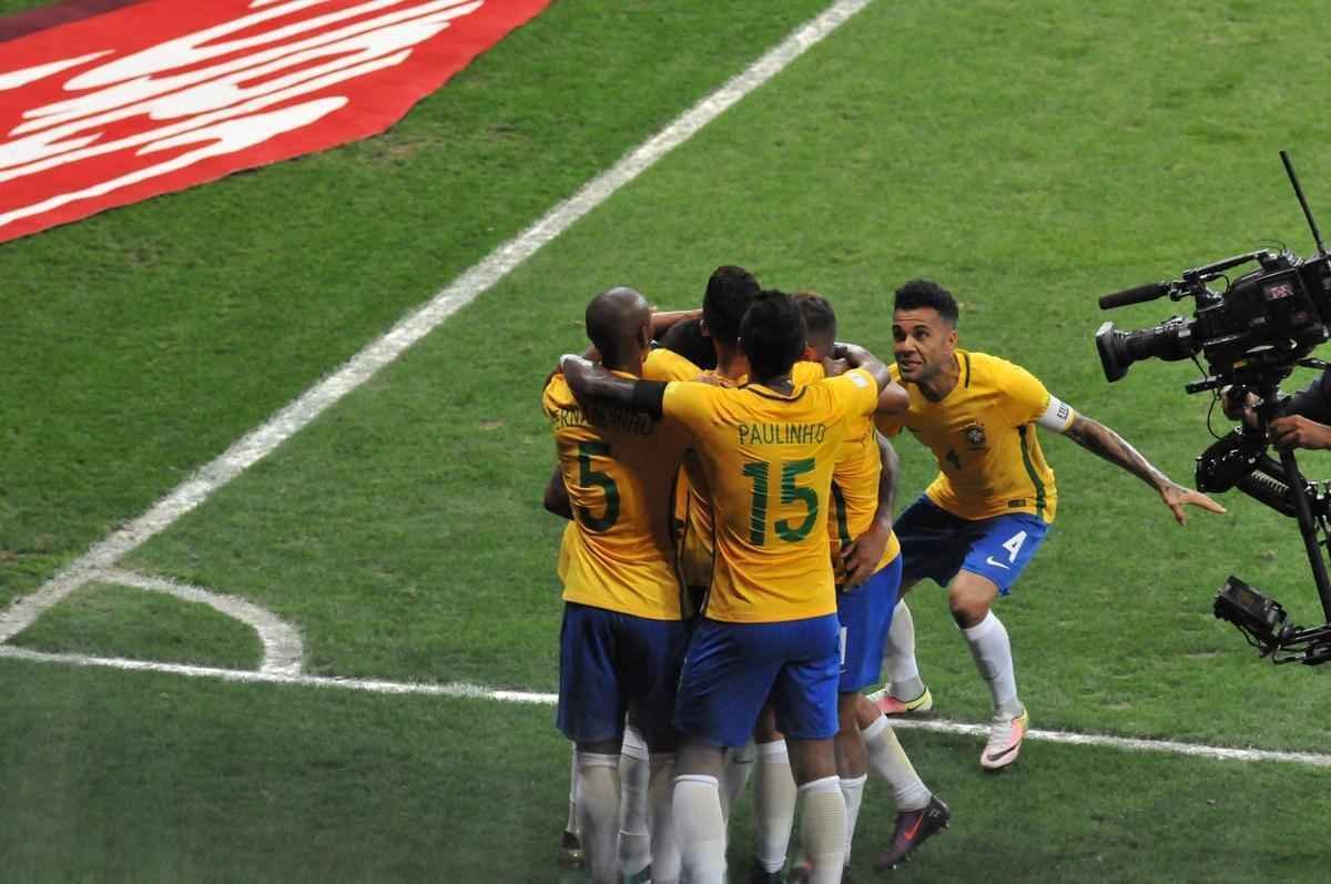 Neymar comemora segundo gol do Brasil sobre a Argentina no Mineiro