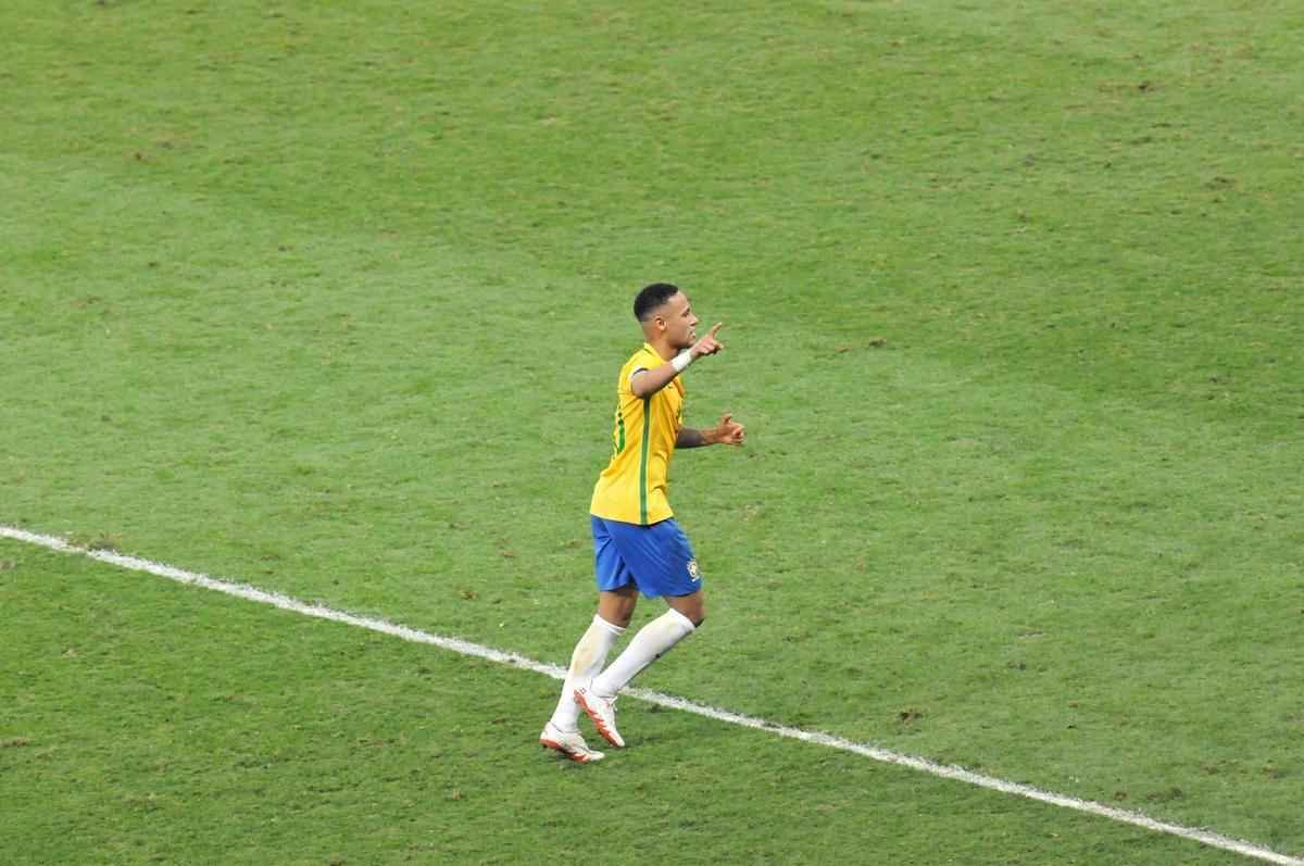 Neymar comemora segundo gol do Brasil sobre a Argentina no Mineiro