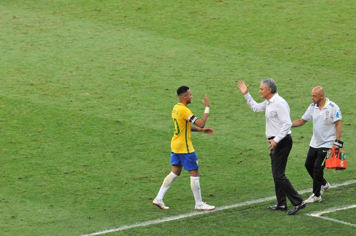 Neymar comemora segundo gol do Brasil sobre a Argentina no Mineiro
