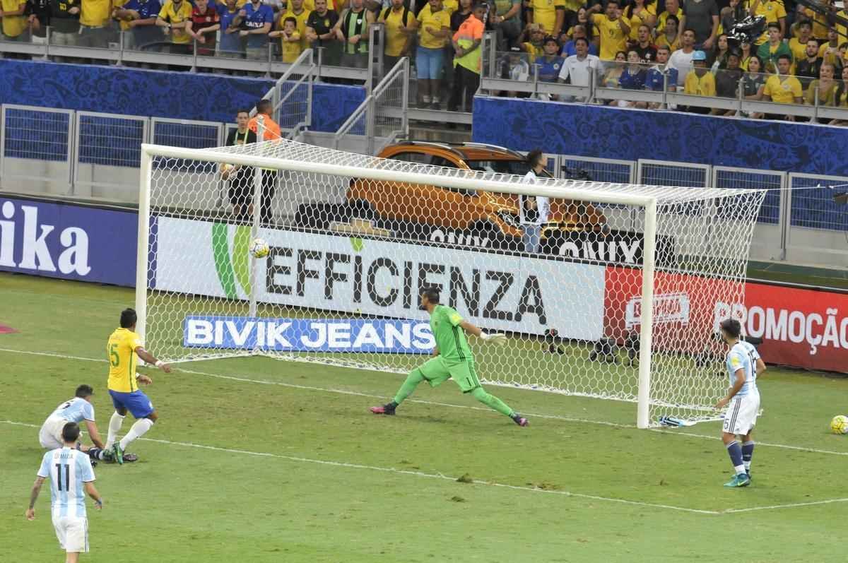 Paulinho marcou o terceiro do Brasil sobre a Argentina no Mineiro