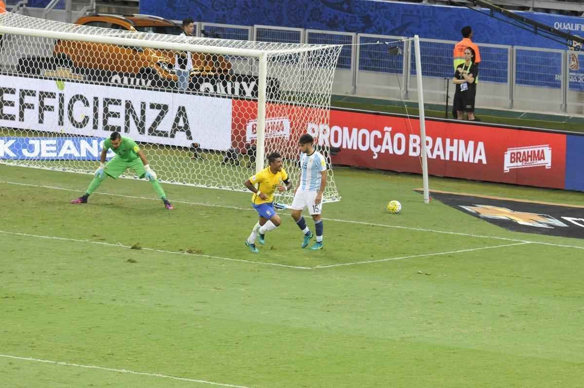 Paulinho marcou o terceiro do Brasil sobre a Argentina no Mineiro