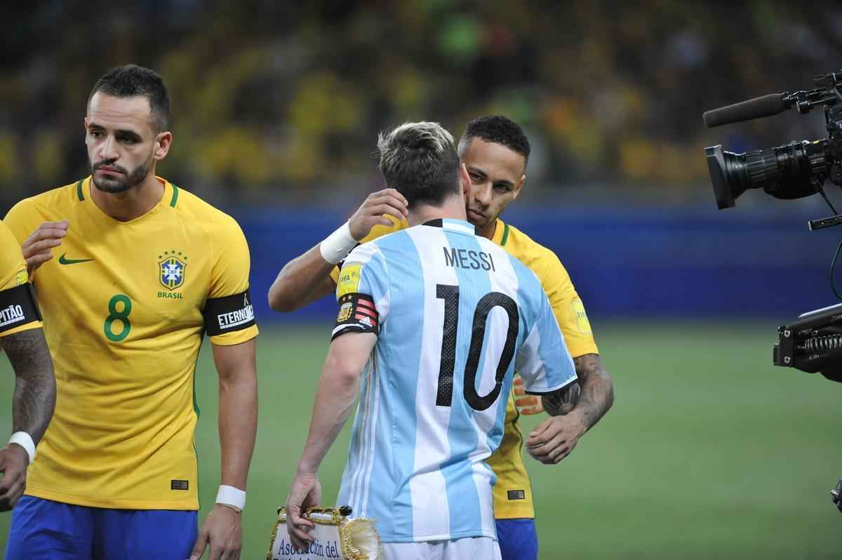 Messi e Neymar se cumprimentam antes do início da partida no Mineirão