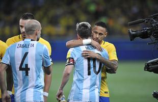 Messi e Neymar se cumprimentam antes do início da partida no Mineirão