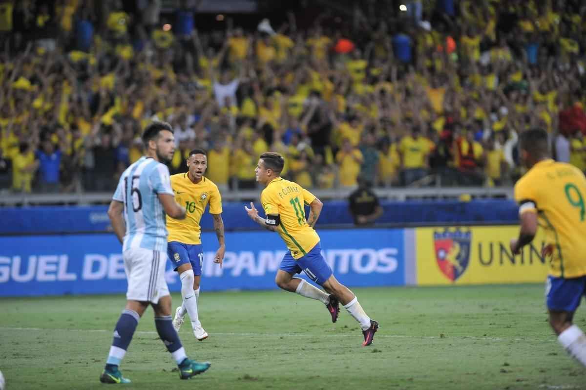 Neymar comemora gol de Coutinho, e Messi lamenta