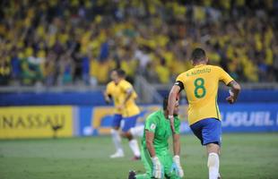Neymar comemora gol de Coutinho, e Messi lamenta