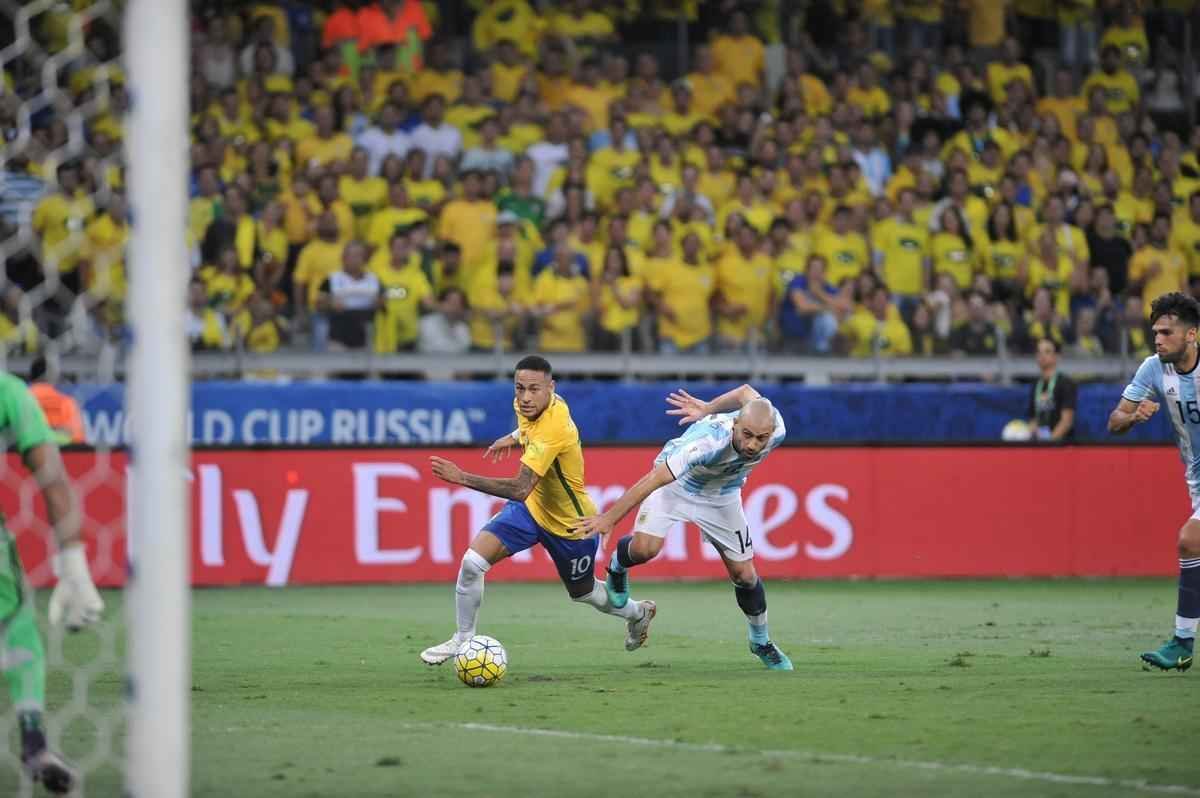 Neymar comemora gol de Coutinho, e Messi lamenta