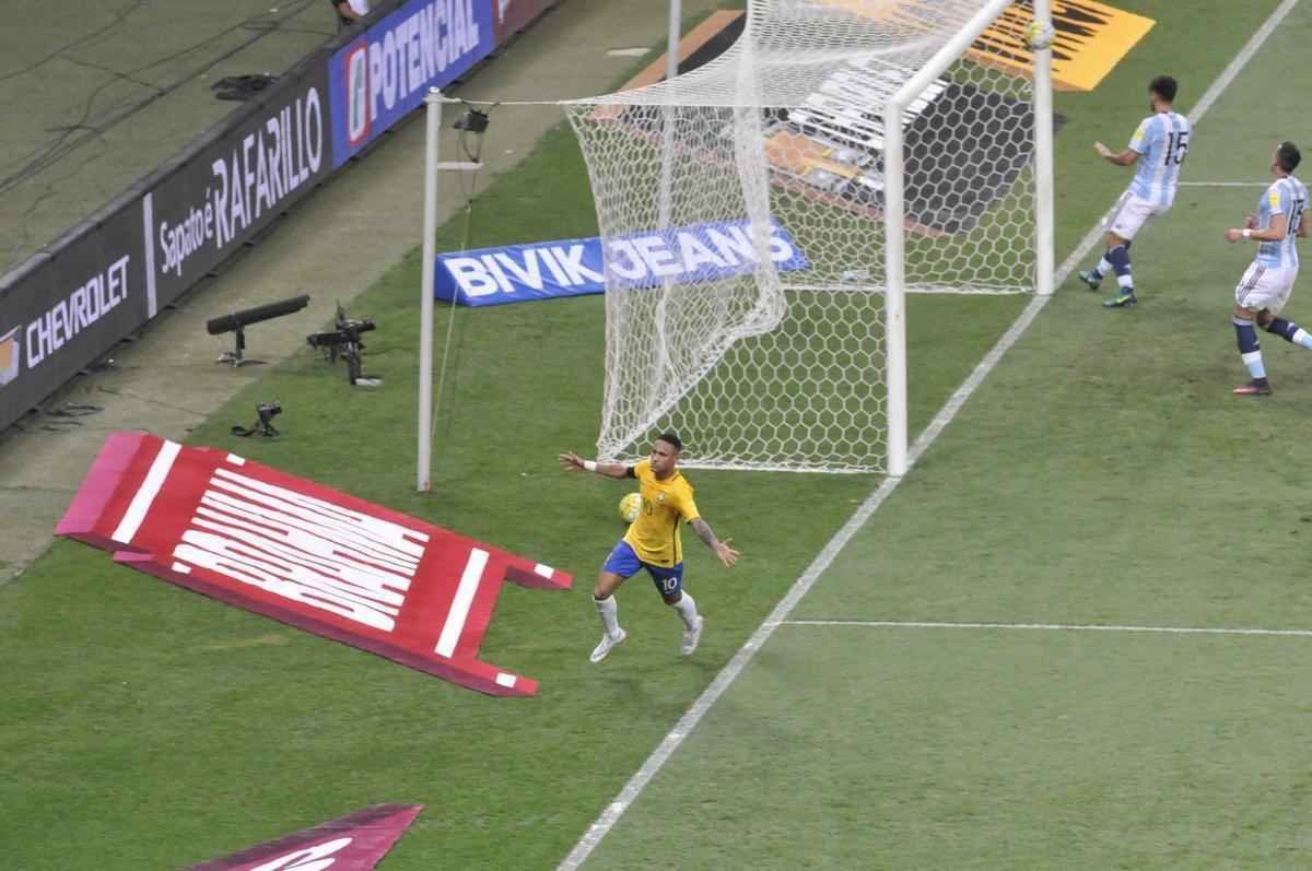 Neymar marca o segundo gol do Brasil e faz a festa da torcida