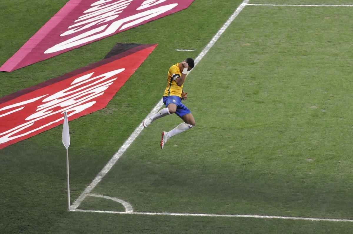 Neymar marca o segundo gol do Brasil e faz a festa da torcida