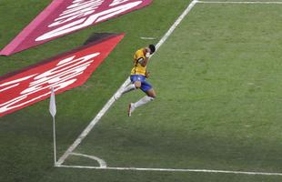 Neymar marca o segundo gol do Brasil e faz a festa da torcida