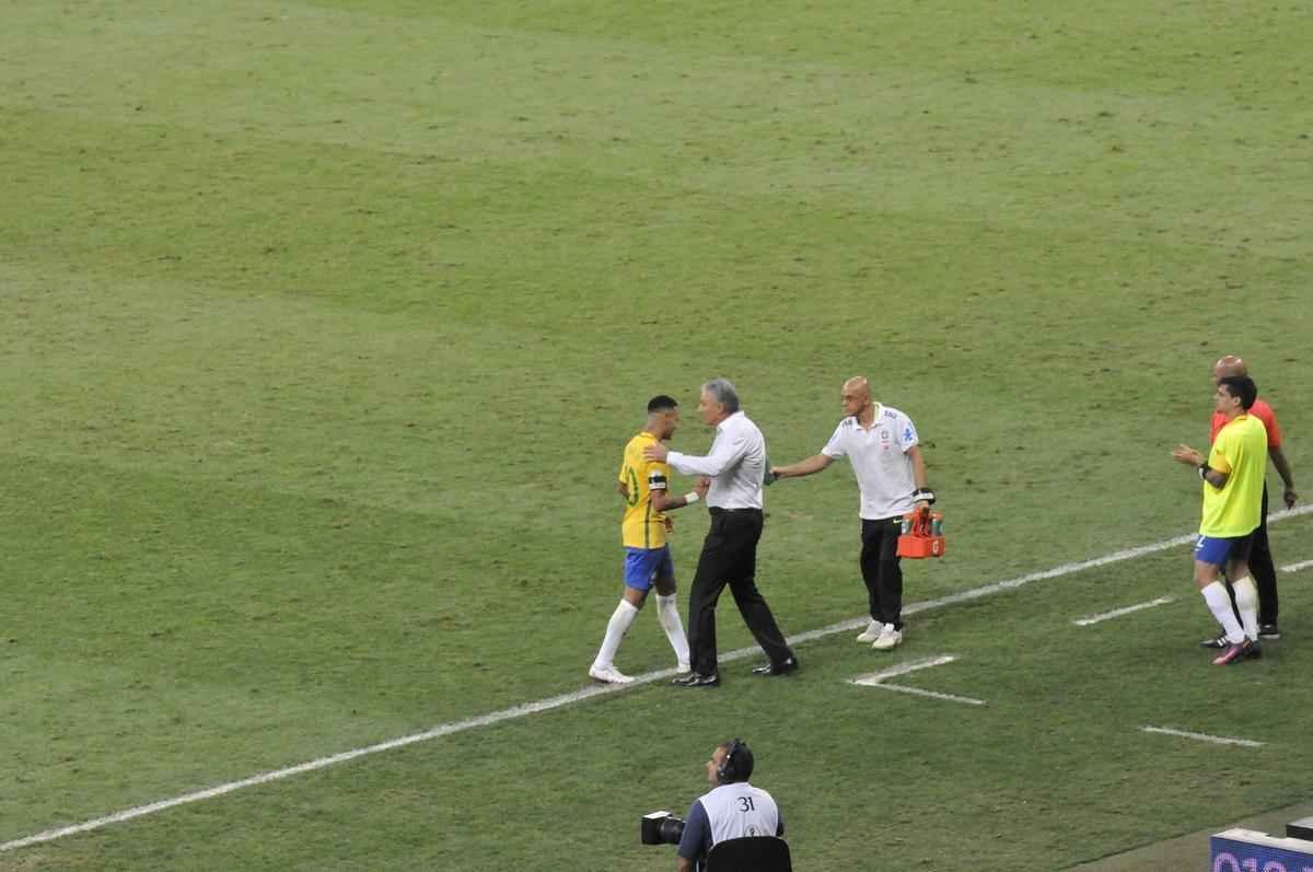 Neymar marca o segundo gol do Brasil e faz a festa da torcida