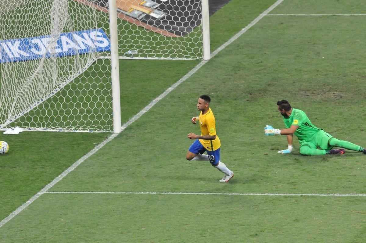Neymar marca o segundo gol do Brasil, e faz a festa da torcida