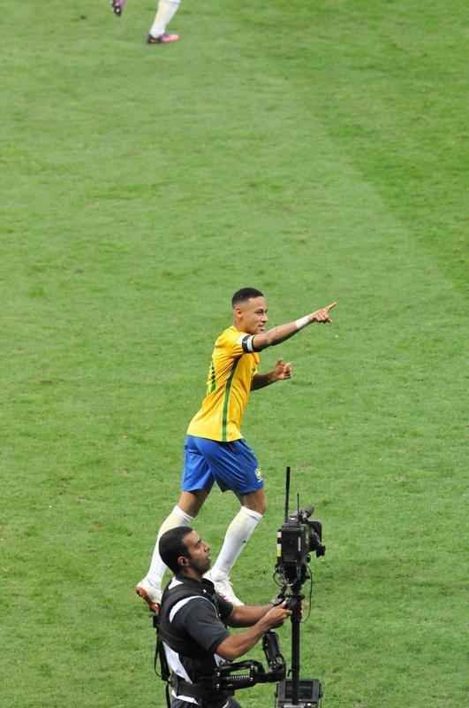 Neymar marca o segundo gol do Brasil, e faz a festa da torcida