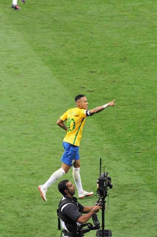 Neymar marca o segundo gol do Brasil, e faz a festa da torcida