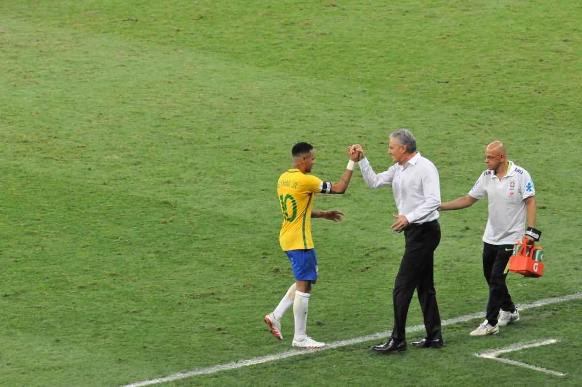 Neymar marca o segundo gol do Brasil, e faz a festa da torcida