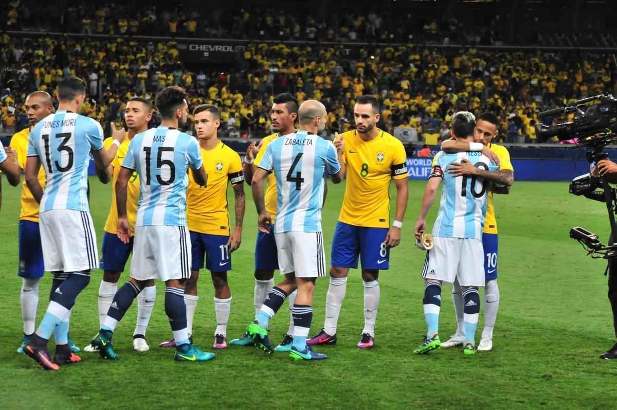 Alegria de Neymar no Mineiro e decepo de Messi, visivelmente abatido no jogo