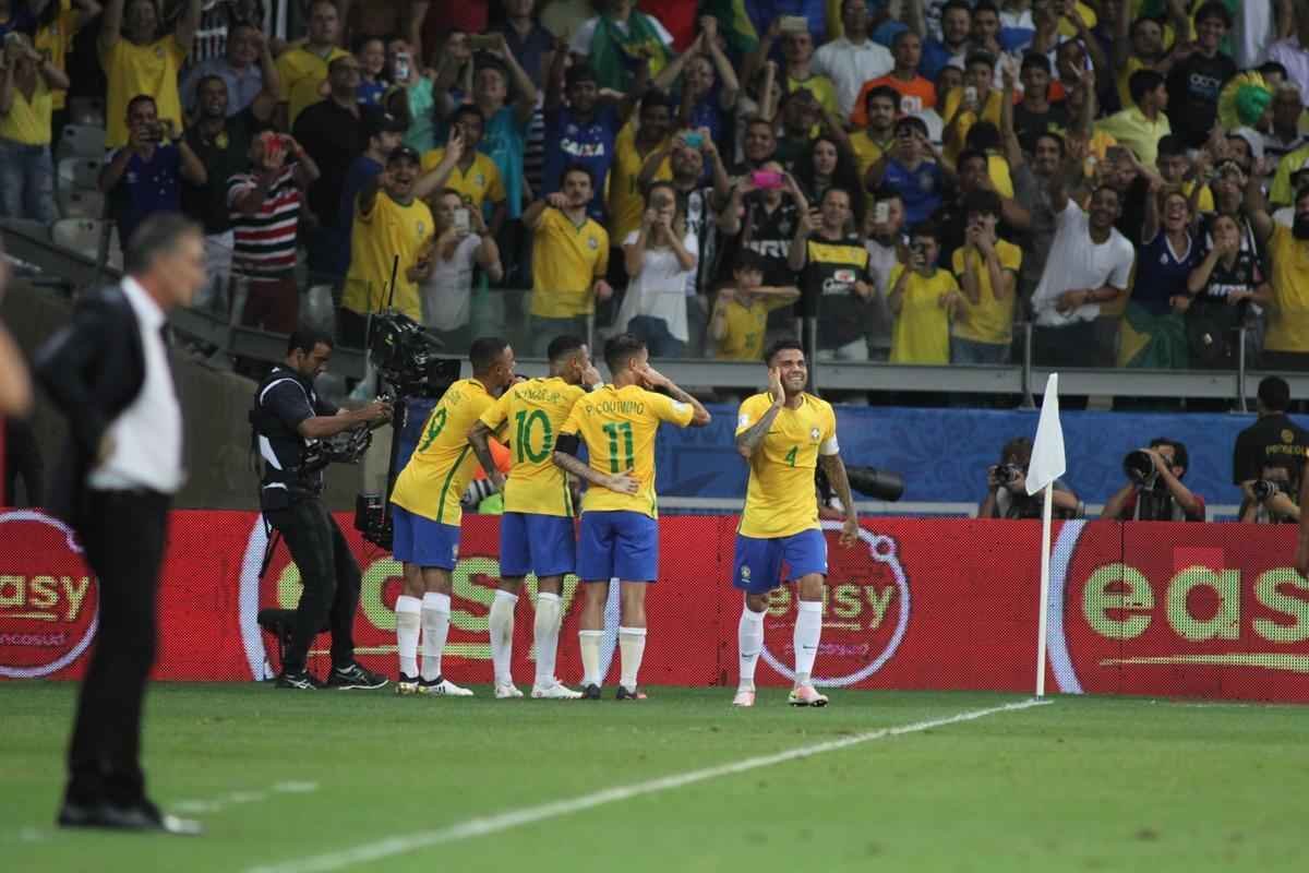 Alegria de Neymar no Mineiro e decepo de Messi, visivelmente abatido no jogo