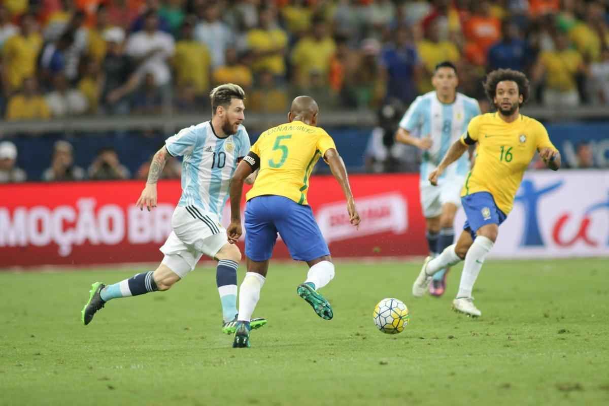 Alegria de Neymar no Mineiro e decepo de Messi, visivelmente abatido no jogo